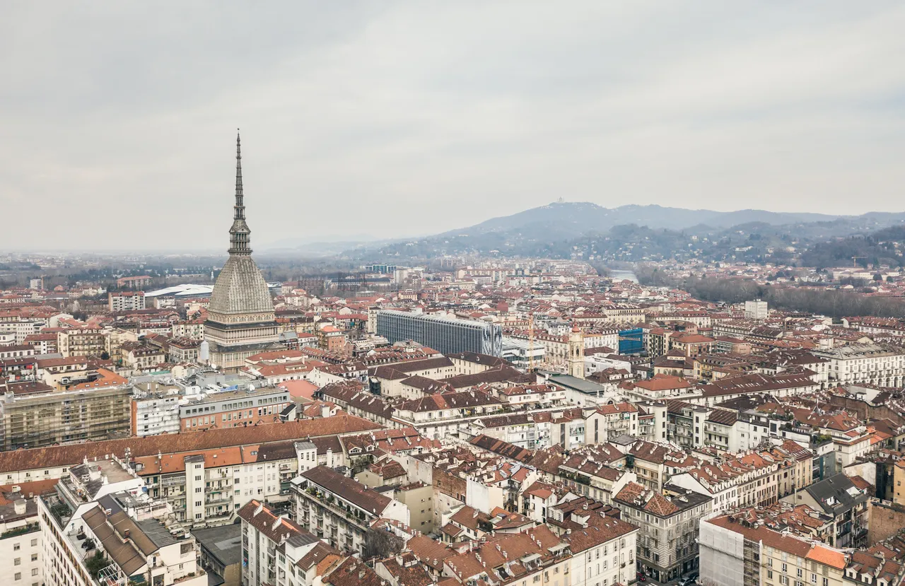 Cinque città europee economiche da visitare nel 2025 SP - Mappa d’Europa con simboli low-cost